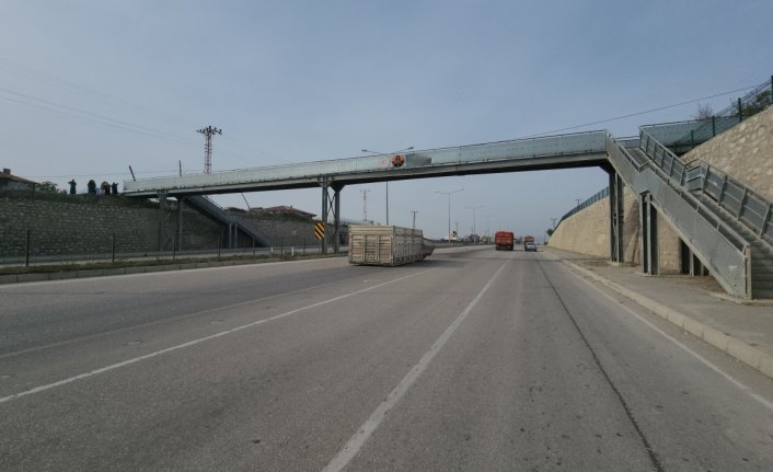 Amasya'da kamyonun damperi üst geçide çarparak yola düştü