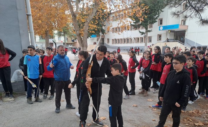 Amasya’da öğrencilere geleneksel Türk okçuluğu ve olimpik okçuluk tanıtıldı