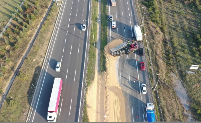 Anadolu Otoyolu Bolu kesiminde devrilen tır trafiği aksattı