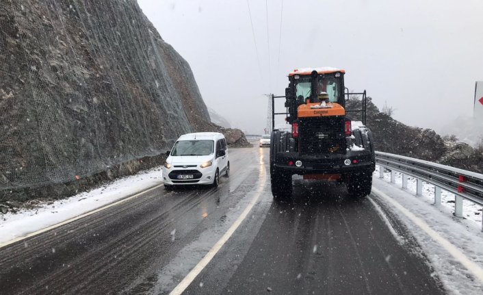 Artvin-Yusufeli yolunda ulaşım heyelan nedeniyle kontrollü sağlanıyor