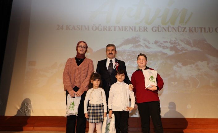 Artvin'de 24 Kasım Öğretmenler Günü törenlerle kutlandı