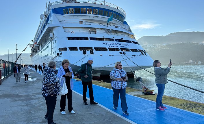 “Astoria Grande“ kruvaziyeri Amasra'ya yılın son seferini yaptı