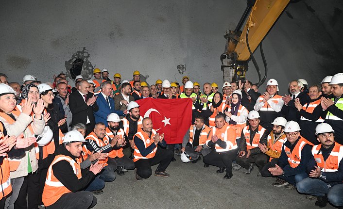 Bakan Uraloğlu, Çamlıhemşin Tüneli Işık Görme Töreni'nde konuştu