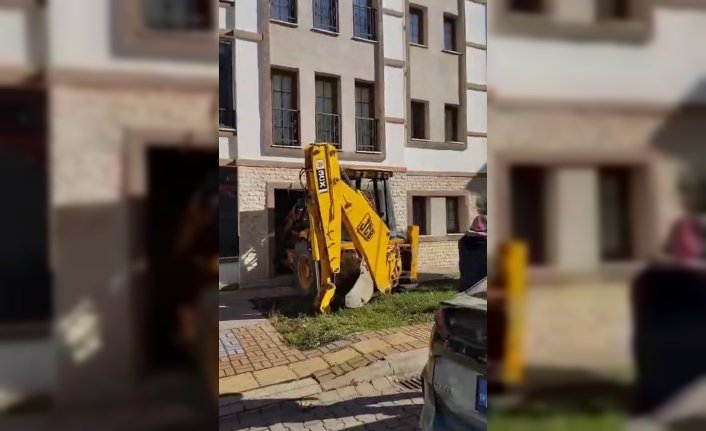 Bartın'da freni arızalanan iş makinesinin girdiği evde 1 kişi yaralandı