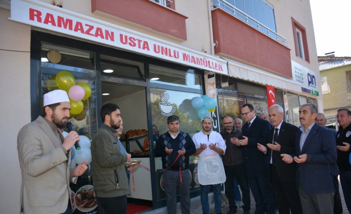 Başçiftlik Kaymakamı Satış, iş yeri açılışına katıldı