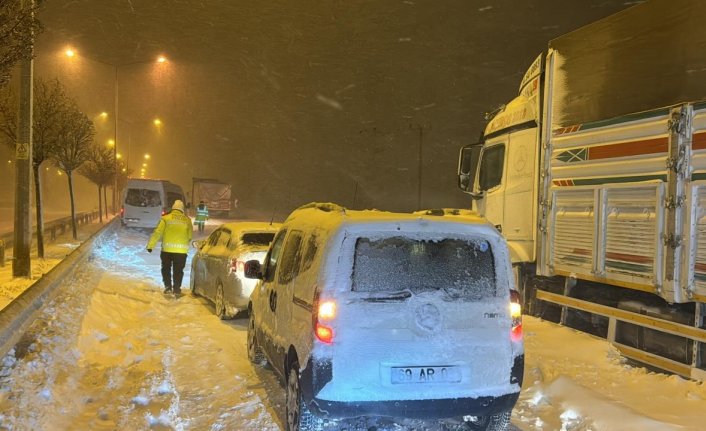 Bayburt-Gümüşhane kara yolu kar nedeniyle ulaşıma kapandı