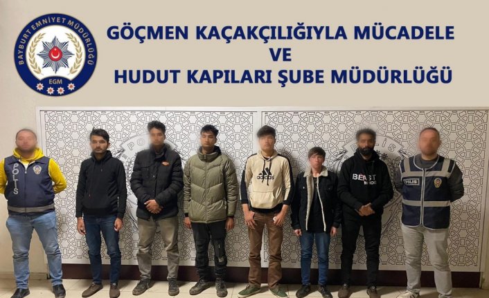 Bayburt'ta göçmen kaçakçılığı iddiasıyla 3 kişi tutuklandı