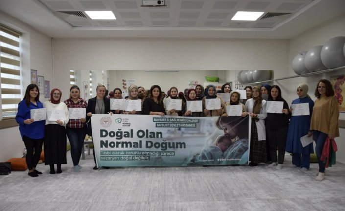 Bayburt'ta sağlık çalışanı anne adayları normal doğum hakkında bilgilendirildi