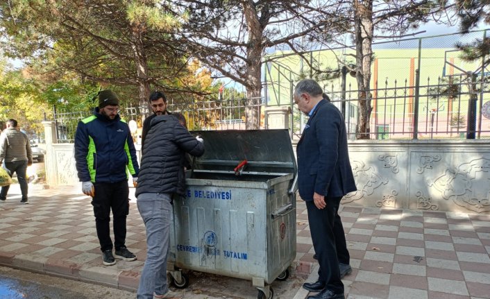 Belediye Başkanı Sargın, çöp konteynerlerinin dezenfekte işlemini inceledi