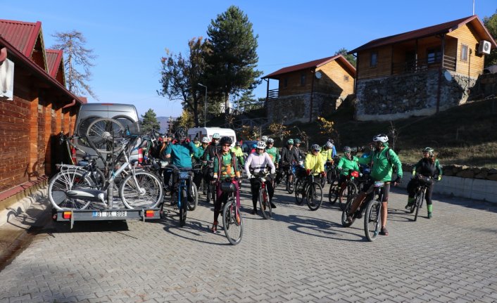 Bisiklet tutkunları Karabük'te sonbaharın renkleri arasında pedal çevirecek