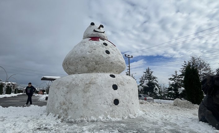 Bolu'da belediye işçileri dev kardan adam yaptı