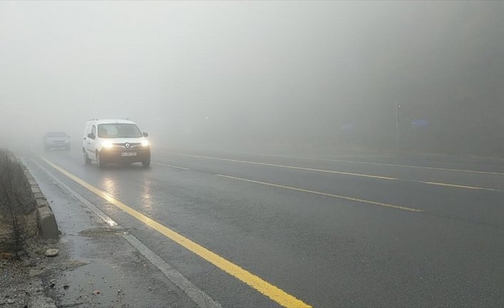 Bolu Dağı'ndaki sis ve sağanak ulaşımı olumsuz etkiledi