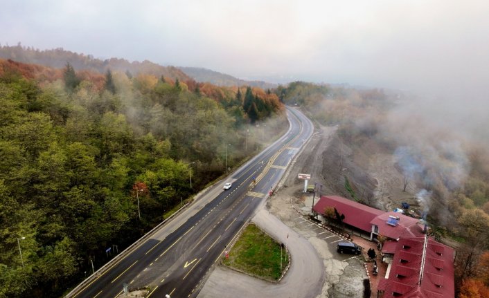 Bolu Dağı'ndan geçen sürücüler mola yerlerinde zirveden manzarayı izliyor