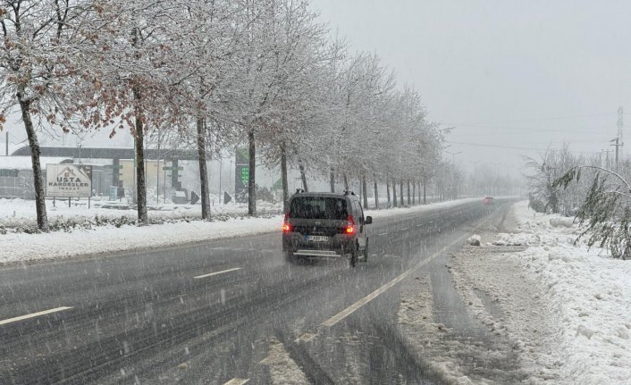 Bolu ve Düzce'de kar yağışı sürüyor