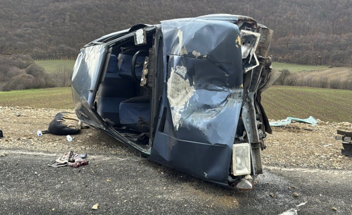 Bolu'da devrilen otomobilin sürücüsü yaralandı