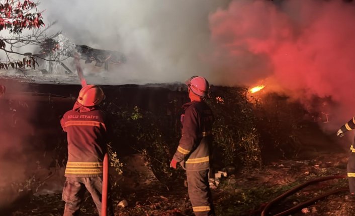 Bolu'da yangın çıkan ahşap ev kullanılamaz hale geldi