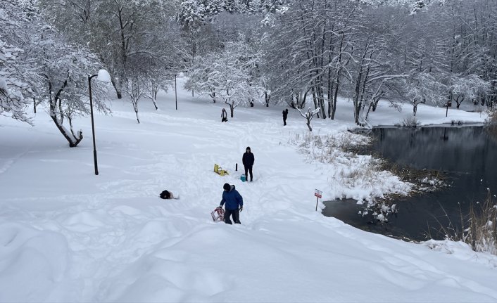 Bolu'nun doğal güzelliği Gölcük Tabiat Parkı beyaz örtüyle kaplandı