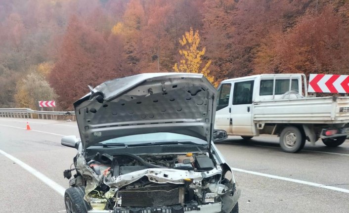 Boyabat’ta bariyere çarpan otomobilin sürücüsü yaralandı