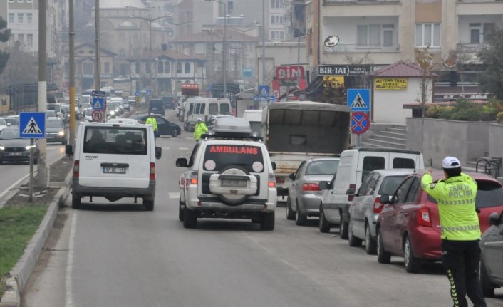 Boyabat'ta trafikte fermuar sistemiyle yaşama yol verilmesi uygulaması yapıldı