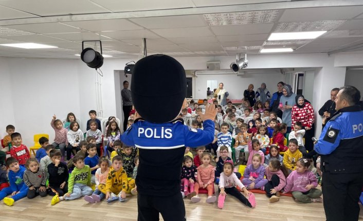 Canik'te polis, “Gelecek Sizinle Güvende Projesi“ kapsamında öğrencilere eğitim verdi