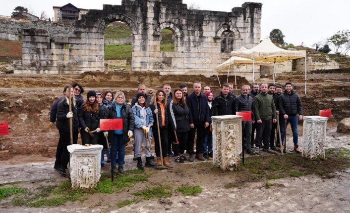 Düzce Belediyesi personeli, antik kentteki kazı çalışmalarına destek veriyor