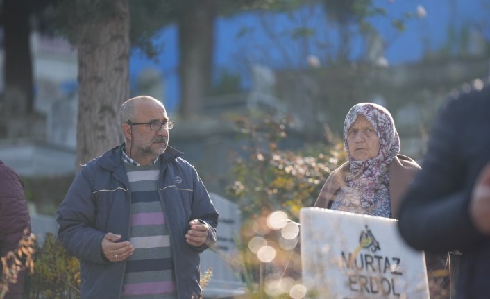 Düzce Depremi'nde hayatını kaybedenler mezarları başında anıldı