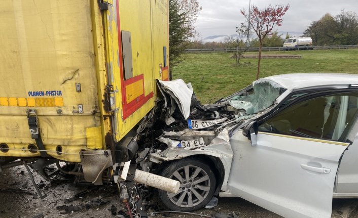 Düzce'de tıra çarpan otomobilin sürücüsü ağır yaralandı