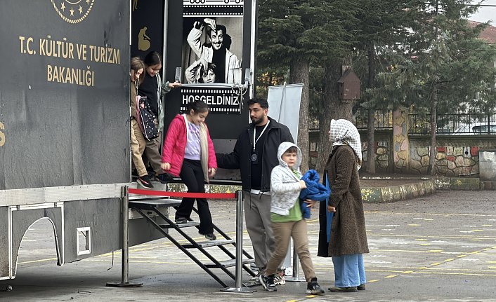 Gezen Sinema Tırı, “beyaz perde“yi Düzce'deki köy okullarına taşıyor