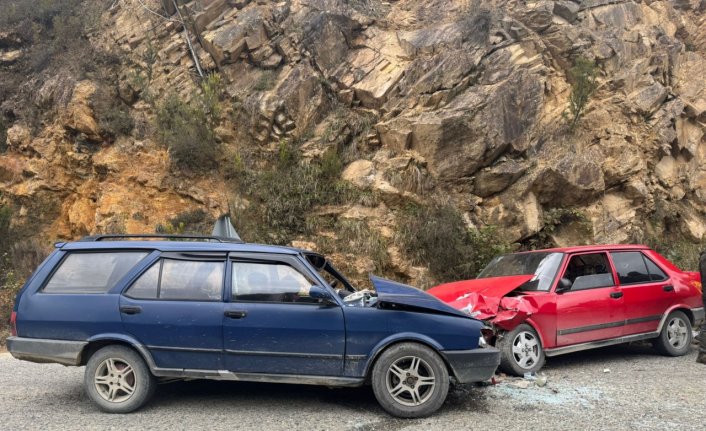 Giresun'da iki otomobilin çarpıştığı kazada 6 kişi yaralandı