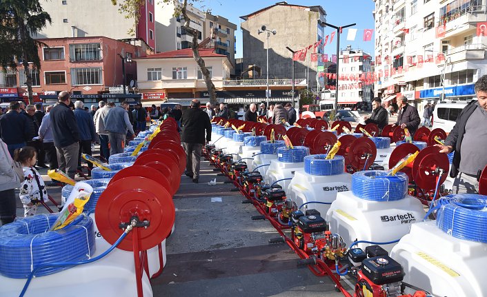 Görele'de kahverengi kokarca ile mücadele için ilaçlama makinesi dağıtıldı