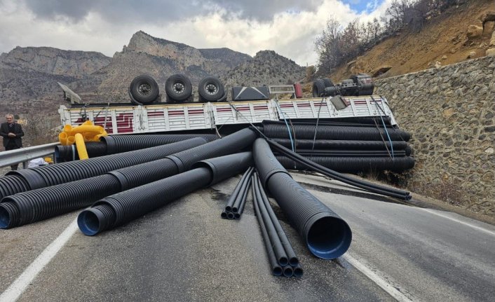 Gümüşhane'de istinat duvarına çarpan tırın sürücüsü yaralandı