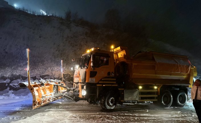 Ilgaz Dağı geçidinde kar yağışı nedeniyle yol ulaşıma kapandı