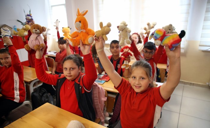 İlkokul öğrencileri gösteride kullandıkları oyuncakları Diyarbakırlı çocuklara gönderdi