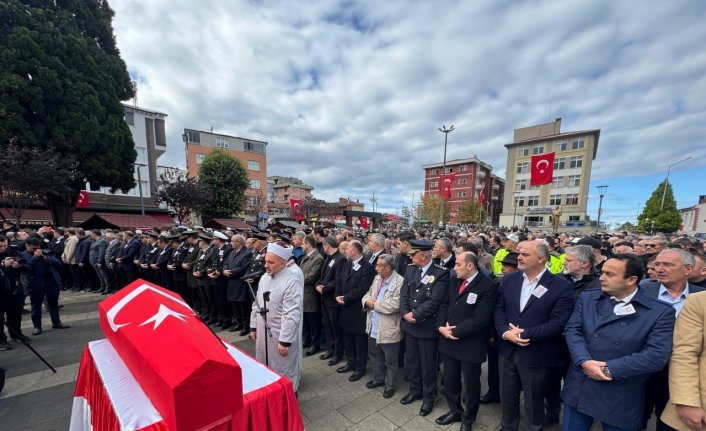 İstanbul'da trafik kazasına müdahale ederken şehit olan polis toprağa verildi