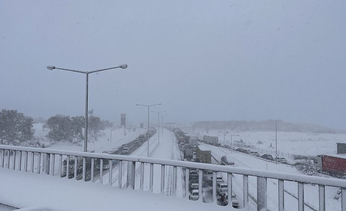 Kar yağışı nedeniyle kapanan Anadolu Otoyolu Bolu kesimi Ankara yönü ulaşıma açıldı