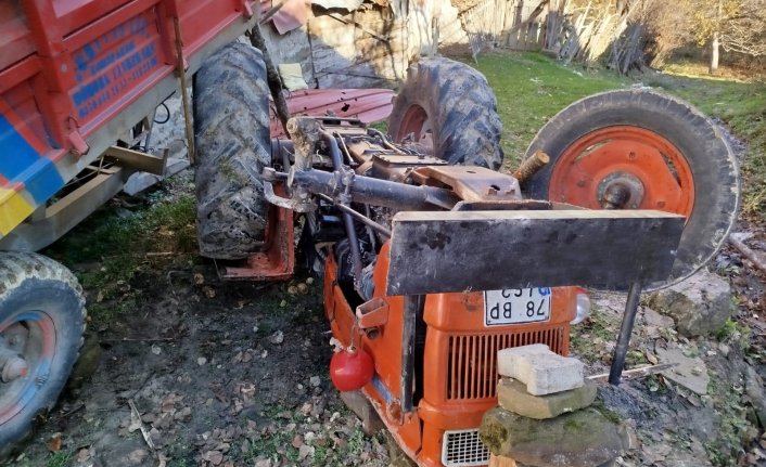 Karabük'te devrilen traktörün sürücüsü yaralandı