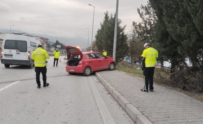 Karabük'te aydınlatma direğine çarpan otomobilde biri ağır 3 kişi yaralandı