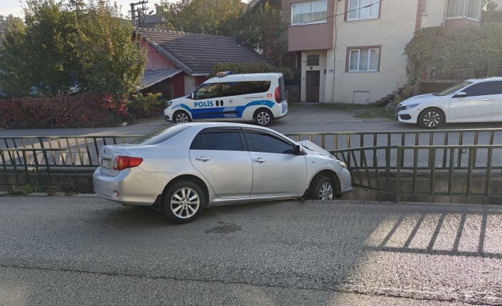 Karabük'te demir korkuluklara çarpan otomobilin sürücüsü yaralandı