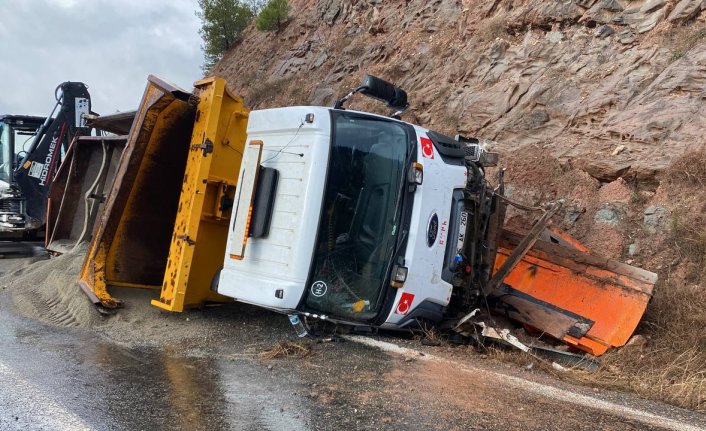 Karabük'te devrilen kar küreme ve tuzlama aracındaki 2 kişi yaralandı