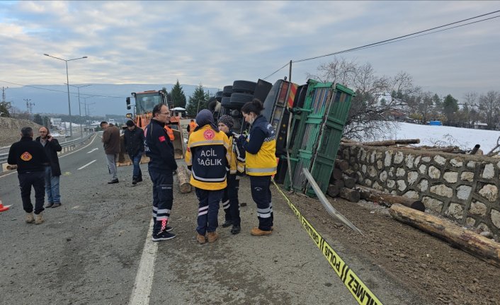 Karabük'te devrilen tomruk yüklü kamyondaki 2 kişi öldü