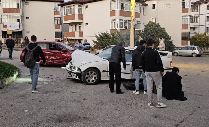 Karabük'te iki otomobilin çarpıştığı kazada 1 kişi yaralandı