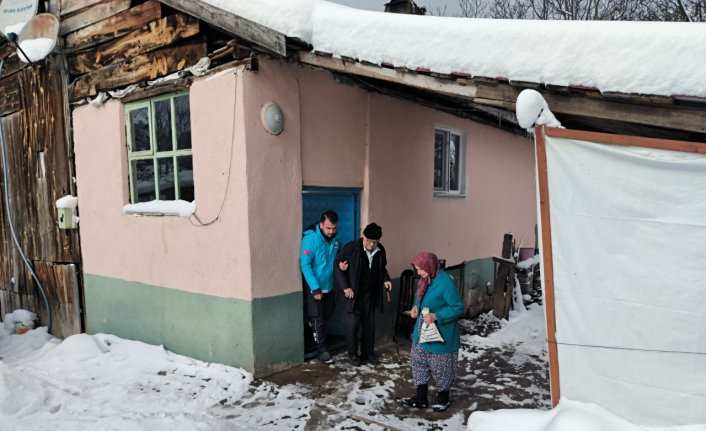 Karabük'te kar nedeniyle hastaneye gidemeyen kişilerin yardımına ekipler koştu