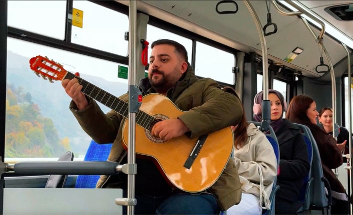 Karabük'te vize sınavlarına giden üniversite öğrencilerine otobüste müzik dinletisi