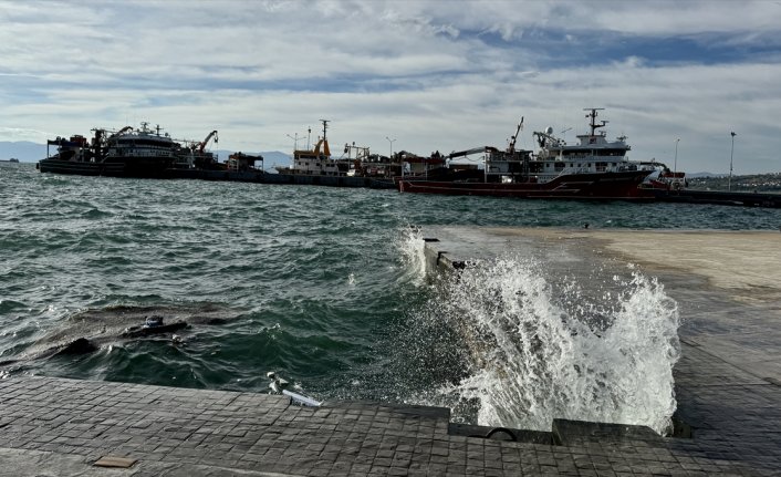 Karadeniz'de fırtına uyarısı sonrası balıkçılar Sinop Limanı'na sığındı