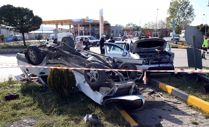 Kastamonu'da iki otomobil çarpıştı, 1 kişi öldü, 4 kişi yaralandı