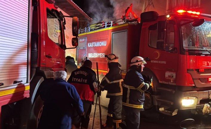 Kastamonu'da çıkan yangında 2 ev zarar gördü