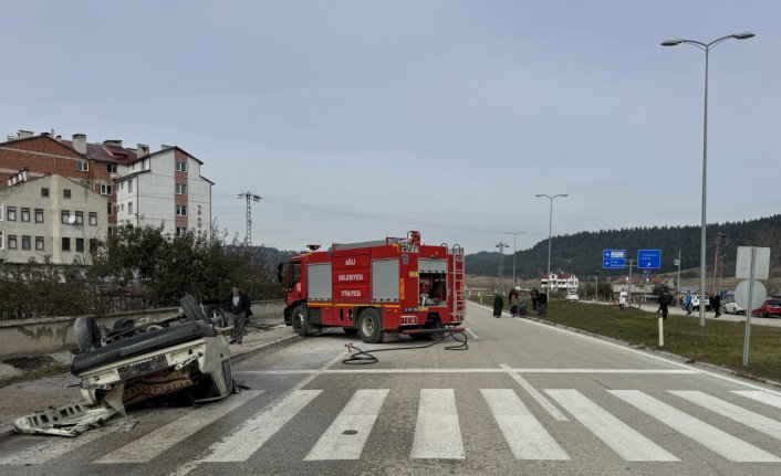 Kastamonu'da devrilen otomobildeki 2 kişi yaralandı