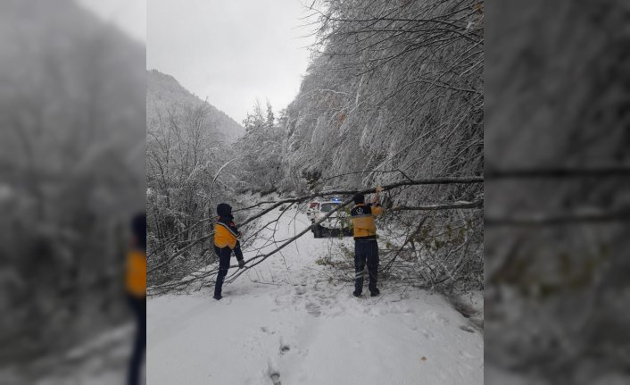 Kastamonu'da rahatsızlanan kişi paletli ambulansla hastaneye götürüldü