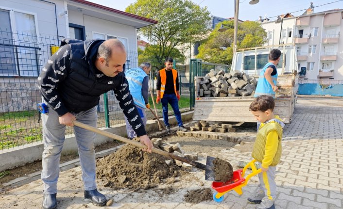 Küçük çocuk oyuncak el arabası ile belediye işçilerine yardım etti