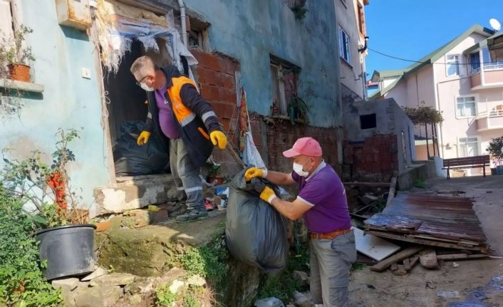 Ordu'da belediye ekiplerinin temizlediği evden 2 kamyon çöp çıktı